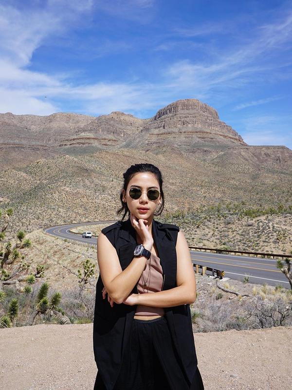 Kamu bisa contek inspirasi fashion pemain '99 Nama Cinta' saat traveling ke Grand Canyon, Arizona, Amerika Serikat ini. Tetap memesona dengan sleeveless outer warna hitam dan tambahan sunglasses.(Liputan6.com/IG/@adindathomas)
