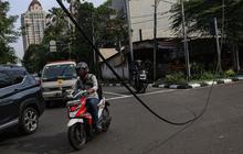 FOTO: Hati-Hati! Ada Kabel Menjuntai di Jalan Patal Senayan