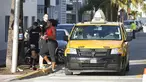 Petenis wanita nomor satu dunia, Serena Williams turun dari sebuah taksi yang ia tumpangi ditengah perlombaan pada acara lari amal 5 km yang diselenggarakan di Miami Beach, Florida, Senin (14/12/2015). (dailymail.co.uk)