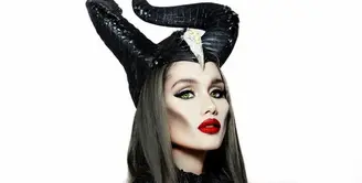 Ketika film Maleficent dirilis tahun 2019 lalu, Cinta Laura ikut menirukan gaya karakter yang diperankan Angelina Jolie dengan menggunakan headpiece tanduk dan bold makeup khas Maleficent. (FOTO: Instagram/claurakiehl).