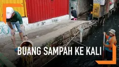 Dinas Lingkungan Hidup DKI Jakarta langsung melakukan penindakan terhadap pria yang nekat membuang sampah ke Kali Krukut Bawah, Tanah Abang.
