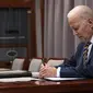 Kabar pengunduran dirinya ini disampaikan Joe Biden lewat media sosial. (AP Photo/Evan Vucci, Pool, File)