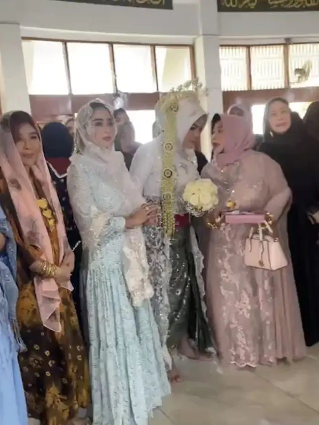 Pernah Berseteru, Ini 7 Momen Dewi Perssik Dampingi Rosa Meldianti di Pernikahannya