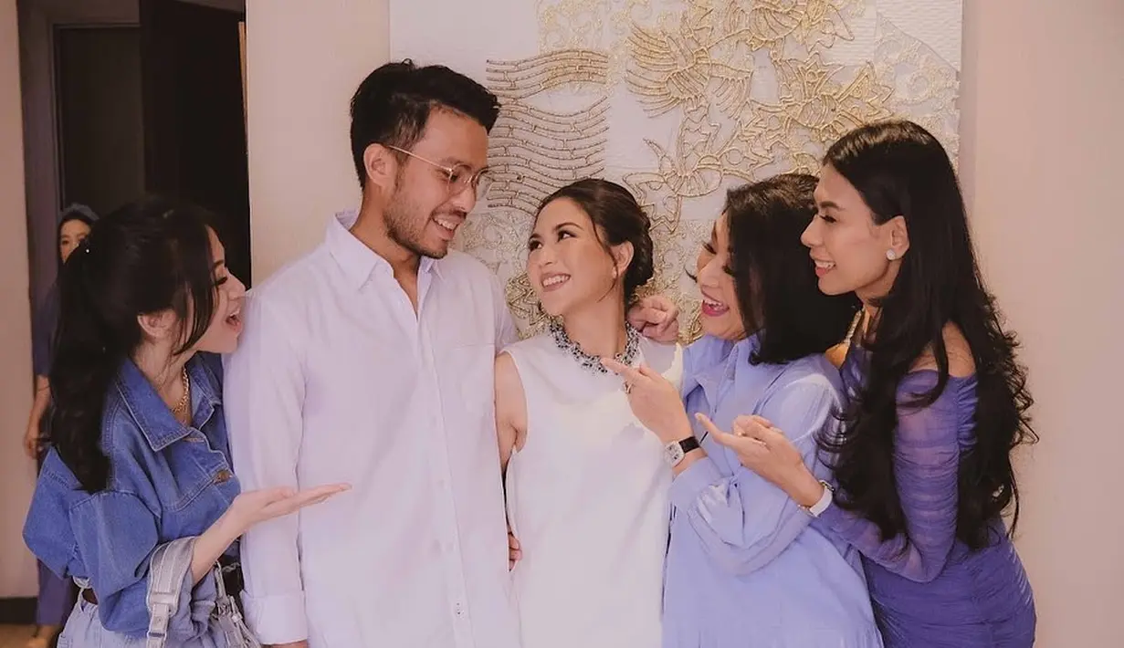 Hadir pula keluarga sang suami Jessica Mila, dari mertua dan 3 kakak iparnya. Mereka kompak pakai baju biru. [Foto: IG/jscmila]