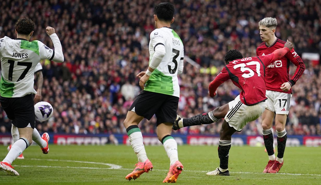 Gelandang Manchester United, Kobbie Mainoo (kedua kanan) mencetak gol kedua timnya ke gawang Liverpool pada laga pekan ke-32 Premier League 2023/2024 di Old Trafford Stadium, Manchester, Minggu (7/4/2024). (AP Photo/Dave Thompson)