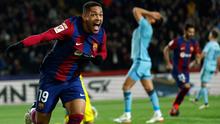 Pemain Barcelona Vitor Roque (kiri) melakukan selebrasi setelah mencetak gol ke gawang Osasuna saat pertandingan sepak bola La Liga Spanyol melawan Osasuna di Stadion Olimpic Lluis Companys di Barcelona, Spanyol, Rabu, 31 Januari 2024. (AP Photo/Joan Monfort)