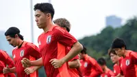 Pemain Timnas Jepang, Wataru Endo melakukan pemanasan saat sesi latihan menjelang laga lanjutan putaran ketiga Kualifikasi Piala Dunia 2026 melawan Timnas Indonesia yang berlangsung di Lapangan A, Kompleks Stadion Utama Gelora Bung Karno (SUGBK), Senayan, Jakarta, Rabu (13/11/2024). (Bola.com/Bagaskara Lazuardi)