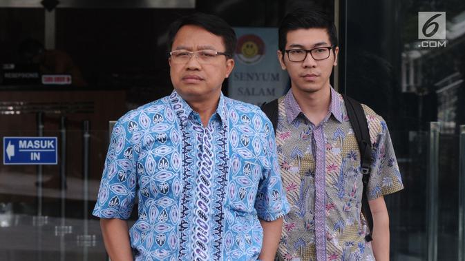 Dirut PT PJB, Iwan Agung Firstantara berjalan keluar usai menjalani pemeriksaan oleh penyidik di gedung KPK, Jakarta, Jumat (12/10). Iwan Agung Firstantara diperiksa terkait suap dalam proyek PLTU Riau-1. (Merdeka.com/Dwi Narwoko)