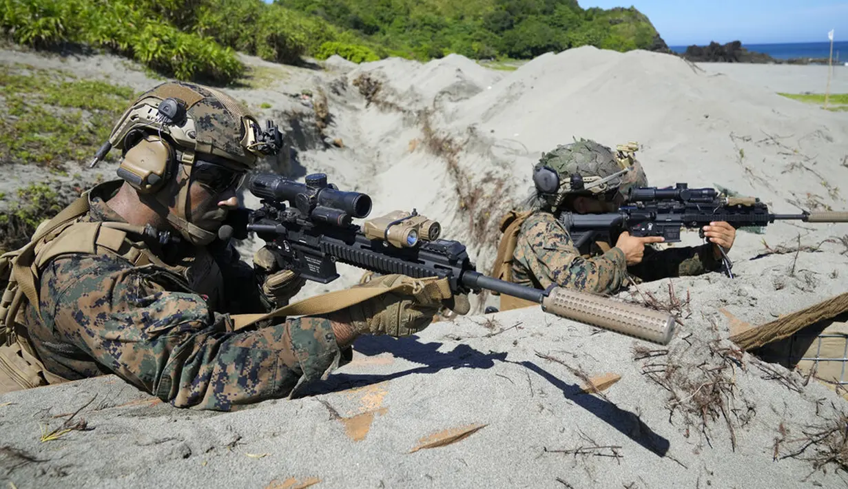 Marinir AS mengambil posisi dalam parit saat latihan militer gabungan AS-Filipina di Pantai Claveria, Provinsi Cagayan, Filipina, 31 Maret 2022. Latihan militer gabungan tahunan ini berjudul Balikatan atau "bahu-ke-bahu" dalam bahasa Tagalog. (AP Photo/Aaron Favila)