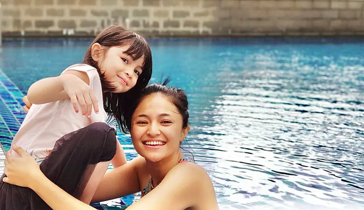 Sungguh mengharukan, meski sudah berpisah namun Ben tetap memberi dukungan kepada mantan istrinya. Ia menggatakan bahwa hadirnya Sienna yang bisa tumbuh hingga kini juga berkat peran Marshanda sebagai ibu. (Instagram/marshanda99)