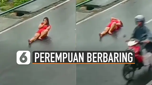 VIDEO: Viral Perempuan Berbaring di Tengah Jalan
