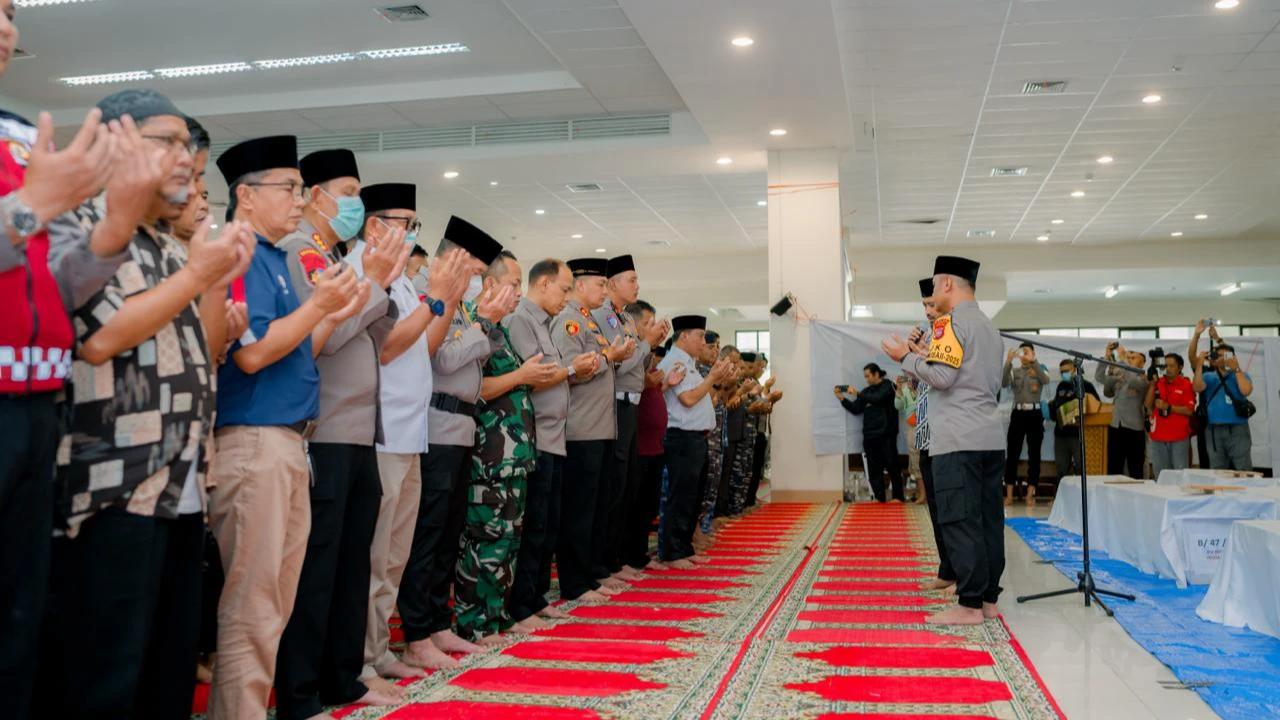 Kapolda Sumbar Pimpin Salat Jenazah: Doa untuk Korban Bencana Menggema di Masjid Raya