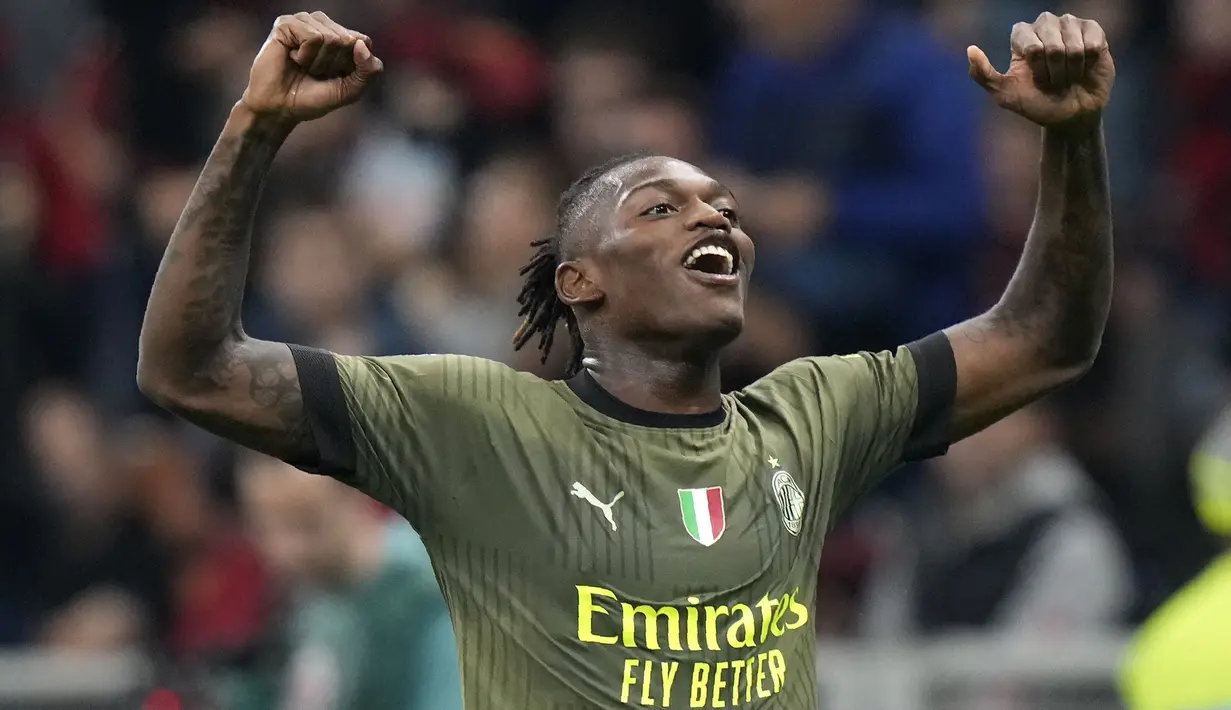 Monza sempat memperkecil kedudukan menjadi 1-3. Namun, AC Milan kembali berhasil mencetak gol pada menit ke-84 melalui Rafael Leao. (AP/Luca Bruno)