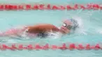 Seorang atlet renang KRAPSI beraksi pada nomor 4x100m gaya bebas putri di Kolam Renang Senayan, Jakarta, Minggu (27/12/2015). (Bola.com/Nicklas Hanoatubun)