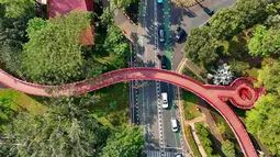 Taman ini dibangun di atas lahan seluas 5,5 hektare melalui penggabungan tiga taman yang telah ada sebelumnya, yaitu Taman Langsat, Taman Ayodia, dan Taman Leuser. Tampak foto udara memperlihatkan suasana Taman Bendera Pusaka, Kebayoran Baru, Jakarta, Rabu (1/4/2026). (merdeka.com/Arie Basuki)