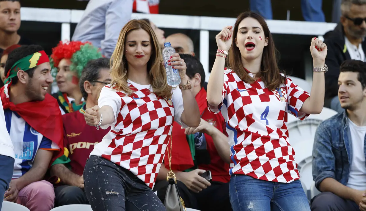 Dua fans cantik asal Kroasia berjoget saat menanti laga babak 16 besar antara Kroasia melawan Portugal di Stadion Bollaert-Delelis, Lens, Prancis,  (25/6/2016). (REUTERS/Charles Platiau)
