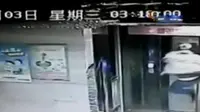 Kuatnya tendangan membuat pintu lift terbuka, si pemuda langsung melangkah masuk ke lift dan terjatuh.