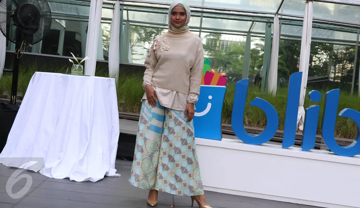 Model mengenakan busana koleksi Fashion Eksklusif Papercut dari Blibli.com dan Ria Miranda di Jakarta, Senin (15/5). (Liputan6.com/Immanuel Antonius)
