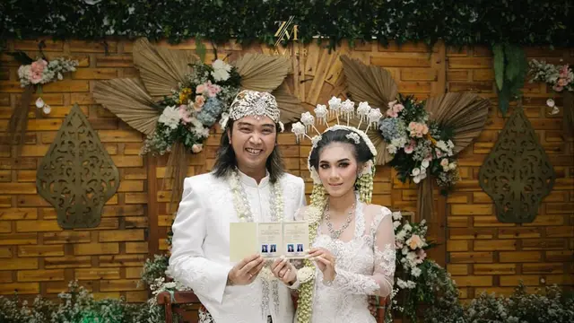 Menikah dengan Fans, Ini 6 Momen Manis Bojes AFI dan Istri