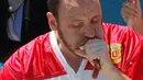 Seorang peserta berusaha menghabiskan Hot Dog di Nathan's Famous 4 Fourth of July International Hot Dog-Eating Contest, New York , AS, (4/7).  Salah satu lomba makan Hot Dog terbesar diikuti peserta pria dan wanita. ( REUTERS / Andrew Kelly)