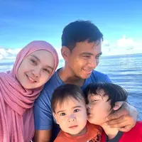 Pemeran Zacky Zimah membina rumah tangga harmonis dengan Lisa Husein Hamilton. Dari pernikahannya yang dibangun sejak tahun 2017 silam, pemeran sinetron Samson Betawi itu dikaruniai dua orang anak yang lucu dan menggemaskan. [Instagram/zaky_zimah]