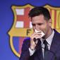 Lionel Messi menangis saat mengucapkan selamat tinggal kepada Barcelona. (AFP/Pau Barrena)