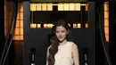 Baifern pilih tampil feminin dengan sleeveless krem bertekstur bulu. Tas suede magenta, kaus kaki tinggi abu-abu muda, dan flat shoes kuning Onitsuka Tiger jadi pelengkap tampilan preppy yang feminin [dok. Onitsuka Tiger]