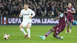 Pemain West Ham, Mohammed Kudus mencetak gol keempat timnya ke gawang Freiburg pada laga leg kedua 16 besar Liga Europa 2023/2024 di London Stadium, Inggris, Jumat (15/03/2024) dini hari WIB. (AP Photo/Kirsty Wigglesworth)