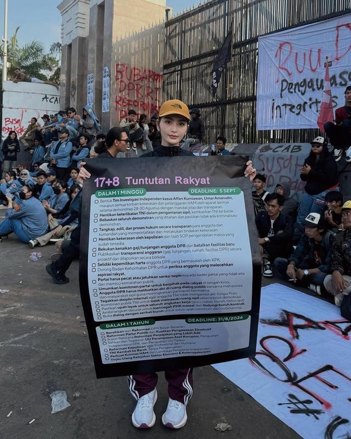6 Potret Debi Sagita Turun ke Jalan Ikut Demo Gaungkan '17+8 Tuntutan Rakyat'