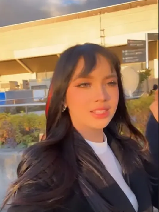 Lyodra tampil cantik dengan makeup bernuansa pinkish [instagram/lyodraofficial]