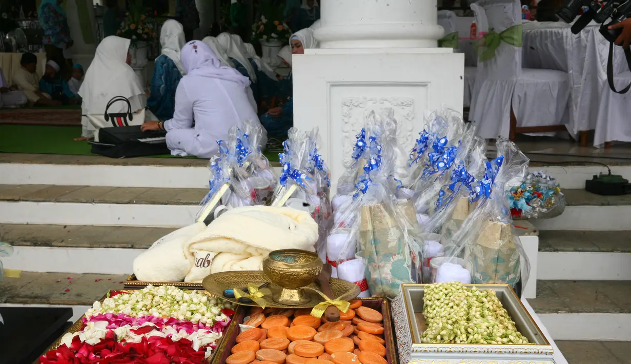 Lantunan ayat-ayat suci Al-Quran terus berkumandang. Pengajian yang diniatkan agar kelak rumah tangga yang dibangun Rasti bersama Arie bisa mendapatkan keberkahan. (Nurwahyunan/Bintang.com).