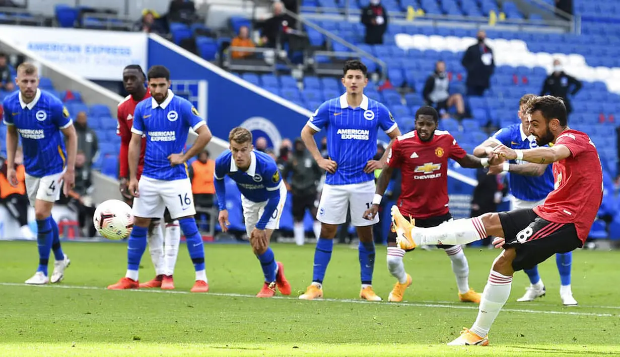 Pemain Manchester United, Bruno Fernandes, melepaskan tendangan penalti ke gawang Brighton Hove Albion pada laga Liga Inggris, Sabtu (26/9/2020). Setan Merah menang dengan skor 3-2. (Glyn Kirk/Pool via AP)