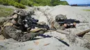 Marinir AS mengambil posisi dalam parit saat latihan militer gabungan AS-Filipina di Pantai Claveria, Provinsi Cagayan, Filipina, 31 Maret 2022. Latihan militer gabungan tahunan ini berjudul Balikatan atau "bahu-ke-bahu" dalam bahasa Tagalog. (AP Photo/Aaron Favila)