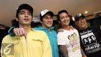 Tora Sudiro akhirnya kembali bertemu rekan-rekannya sesama bintang film Warkop DKI Reborn seperti Vino G. Bastian, Abimana Aryasatya dan Indro Warkop. (Herman Zakharia/Liputan6.com)