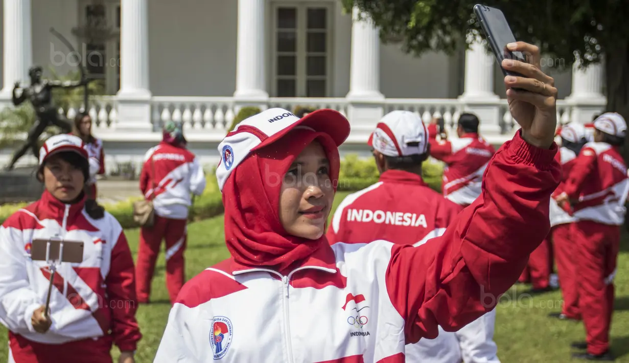 Para atlet melakukan swafoto usai menghadiri pelepasan kontingen di Istana Negara, Jakarta, Senin (7/8/2017). Para atlet Indonesia akan mengikuti SEA Games 2017 Malaysia pada 19-30 Agustus. (Bola.com/Vitalis Yogi Trisna)