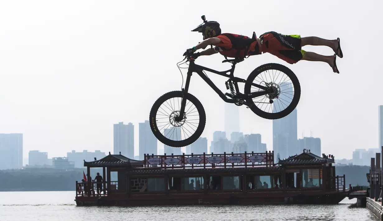 Seorang pesepeda melompat ke Danau Timur menggunakan sepeda BMX dalam ajang tahunan festival lompat air (water jump) BMX di Wuhan, ibu kota Provinsi Hubei, China tengah, pada 22 Agustus 2020. (Xinhua/Xiao Yijiu)