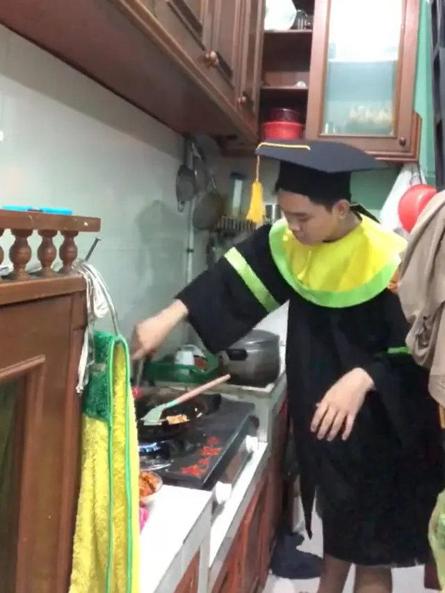 Viral, Aksi Mahasiswa Asyik Masak Nasi Goreng Saat Wisuda Online