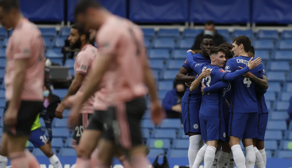 Para pemain Chelsea merayakan gol pertama ke gawang Sheffield United lewat gol bunuh diri gelandang Oliver Norwood dalam laga perempatfinal Piala FA 2020/2021 di Stamford Bridge, London, Minggu (21/3/2021). Chelsea menang 2-0 atas Sheffield United. (AP/Kirsty Wigglesworth)