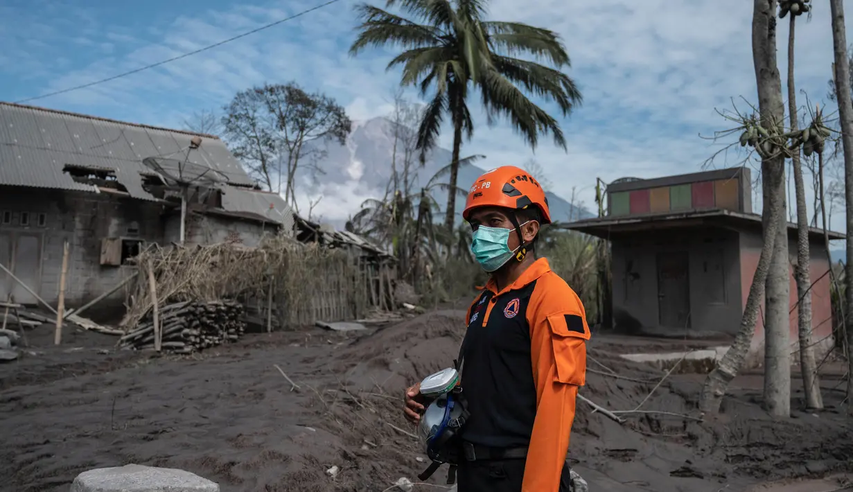 Tim penyelamat melakukan pencarian dekat rumah yang rusak setelah letusan Gunung Semeru di desa Curah Kobokan, Lumajang, Rabu (8/12/2021). Berdasarkan laporan BNPB, jumlah korban meninggal hingga Rabu pukul 10.30 WIB hari ini berjumlah 41 orang dan 12 orang dalam pencarian. (Juni Kriswanto/AFP)