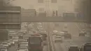 Otoritas cuaca di Beijing memperingatkan orang-orang untuk tidak keluar rumah untuk berolahraga dan aktivitas lainnya, dan meminta pengemudi untuk tetap waspada serta mengurangi kecepatan karena jarak pandang yang rendah. (AP Photo/Mark Schiefelbein)