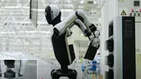 Robot Walker S2 yang dikembangkan UBTECH dilengkapi kemampuan untuk mengganti baterainya sendiri tanpa campur tangan manusia. (Image credit: UBTECH Robotics. Retrieved from: Youtube (https://www.youtube.com/watch?v=mHP1WGlw5Wk)