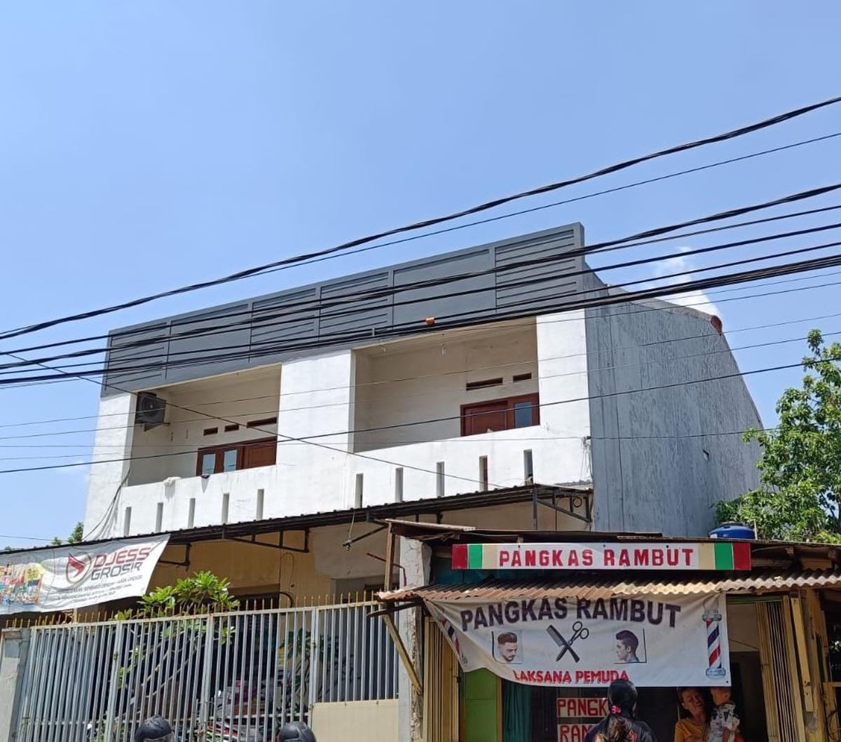 Polda Metro Jaya membongkar studio produksi film porno yang melibatkan artis, foto model hingga selebgram di Jakarta Selatan. Rumah produksi itu berada di jalan Srengseng Sawah, Jagakarsa, Jakarta Selatan.