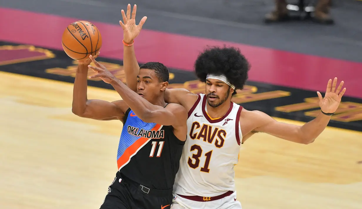 Jarrett Allen (kanan) langsung menjadi pemain penting sejak kedatangannya ke Cleveland Cavaliers. Pemain berusia 23 tahun ini merupakan shot blocker dan juga rebounder yang baik bagi timnya, namun belum bisa dibilang center paling baik musim ini. (Foto: Getty Images via AFP/Jason Miller)
