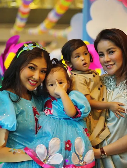 "Terima kasih teman-teman sudah datang ke ulang tahun @thaliaputrionsu ke-2🎉🎉🎉#ThaliaPutriOnsu #BirthdayThalia," tulis sarwendah29 dalam foto-foto yang dibagikan pada akun Instagramnya. (Instagram/sarwendah29)