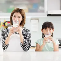 Ilustrasi minum susu di masa pandemi. (Shutterstock)