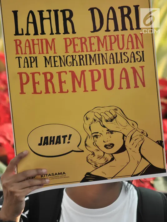 Massa yang tergabung dalam Jaringan Muda Setara menunjukkan poster saat aksi menuntut keadilan untuk WA korban pemerkosaan di kawasan Bundaran HI, Jakarta, Minggu (5/8). (Merdeka.com/Iqbal S. Nugroho)