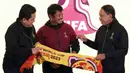 <p>Ketua Umum PSSI Erick Thohir (kiri) dan Menpora Zainudin Amali (kanan) menyerahkan syal kepada pelatih Indra Sjafri (tengah) saat launching merchandise resmi Piala Dunia U-20 2023 di Atrium Mall FX Sudirman, Senayan, Jakarta, Rabu (8/3/2023). Apparel lokal, Juara, dipercaya menjadi penyedia suvenir Piala Dunia U-20 2023 dengan menyediakan 53 jenis merchandise yang siap dijual ke masyarakat. (Liputan6.com/Herman Zakharia)</p>