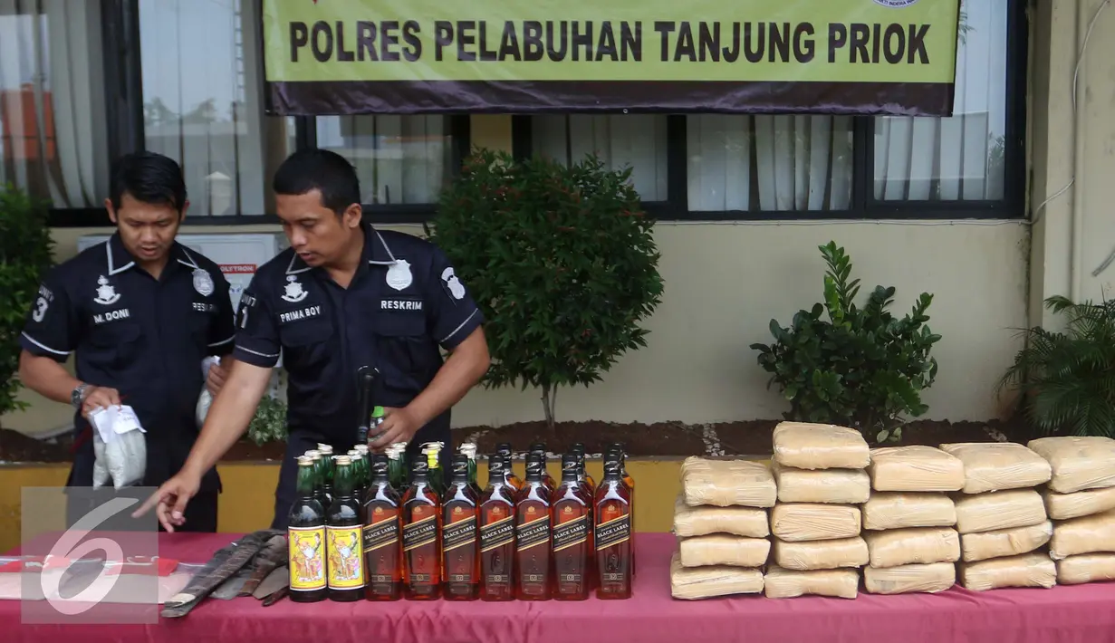 Petugas meyiapkan barang bukti kejahatan dalam rilis di halaman Polres Metro Pelabuhan Tanjung Priok, Kamis (27/10). Barang bukti ini terdiri dari pupuk palsu sebanyak 72 ton, senjata tajam, miras dan ganja seberat 21 kg. (Liputan6.com/Gempur M. Surya)