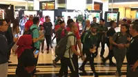 Puluhan Suporter Menyemangati Pemain Timnas Indonesia Jelang Duel Kontra Filipina