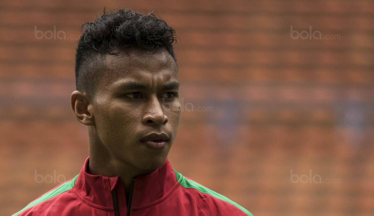 Gelandang Timnas Indonesia, Osvaldo Haay, bersiap menghadapi Thailand pada laga SEA Games di Stadion Shah Alam, Selangor, Selasa (15/8/2017). Kedua negara bermain imbang 1-1. (Bola.com/Vitalis Yogi Trisna)